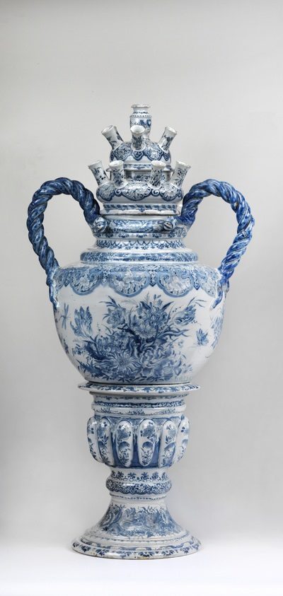 Cobalt blue porcelain tulip vase by De Grieksche A Delft with chinoiserie and crown finial